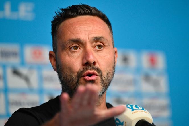 L’entraîneur de l’OM, Roberto De Zerbi, en conférence de presse, au centre d’entraînement Robert-Louis-Dreyfus, à Marseille, le 22 août 2025.