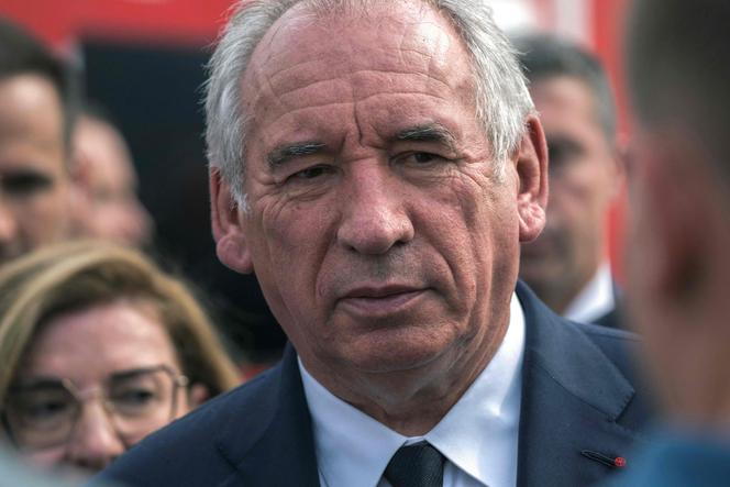 Le premier ministre, François Bayrou, en visite au poste de commandement installé à Saint-Laurent-de-la-Cabrerisse, dans l’Aude, le 6 août 2025.