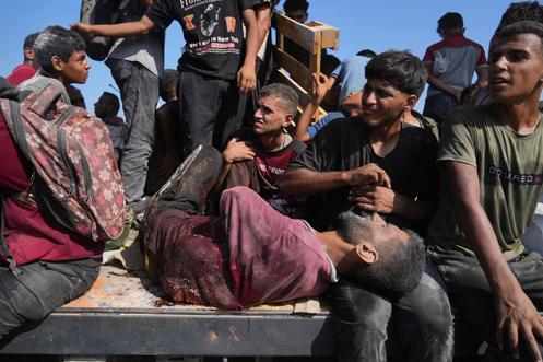 Palestijnen dragen een gewonde man richting Gaza-Stad, 23 augustus 2025.