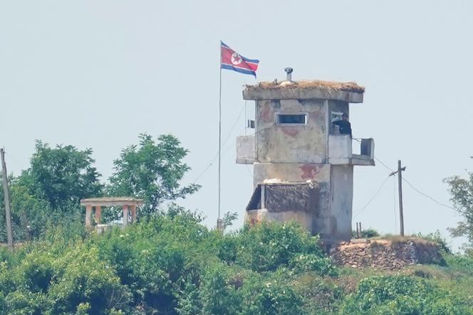 Un poste de garde militaire nord-coréen où flotte le drapeau national, vu depuis Paju, en Corée du Sud, le 26 juin 2024.