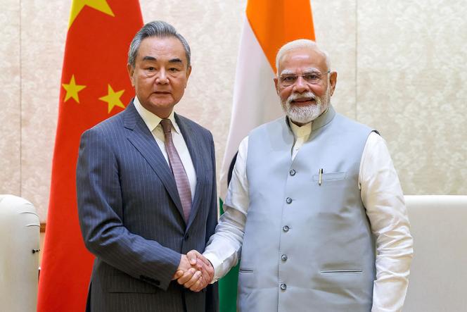 Le premier ministre indien, Narendra Modi (à droite), et le ministre des affaires étrangères chinois, Wang Yi, à New Delh, le 19 août 2025. Photo diffusée par le bureau d’information de la presse indienne.
