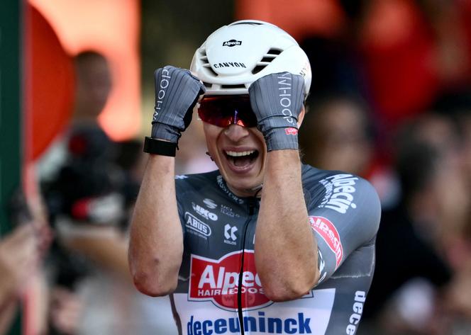 Jasper Philipsen, à l’arrivée de la première étape de la Vuelta, à Novara (Italie), le 23 août 2025.