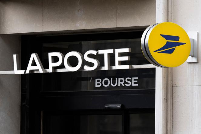 Une Poste, dans le centre de Paris, en juillet 2025. 