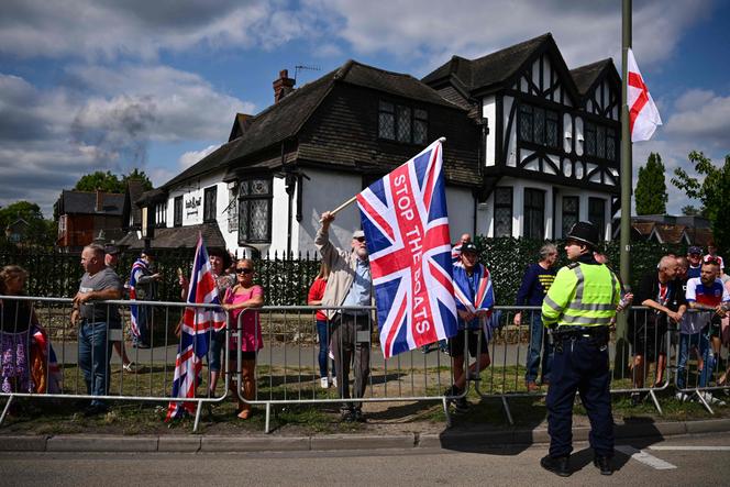 Une manifestation anti-immigration devant l’hôtel Sheraton Four Points, hébergeant des demandeurs d’asile, à Horley, au sud de Londres, le 23 août 2025.