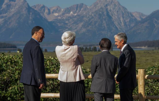 La réunion des grands argentiers, au « symposium » de Jackson Hole (Wyoming), le 22 août 2025. Au centre, Christine lagarde, présidente de la BCE ; à droite, Jerome Powell, son homologue de la Fed.