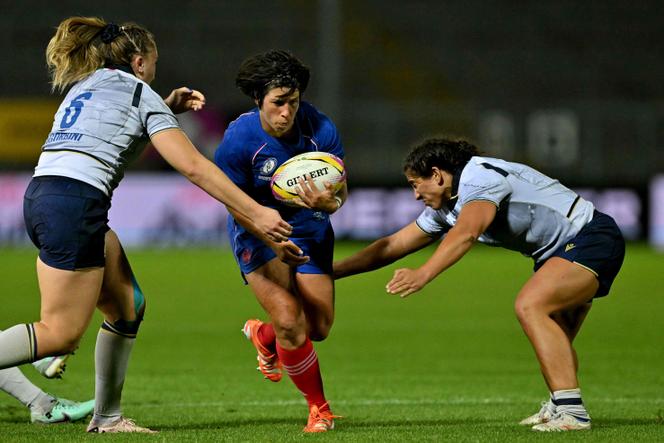 La talonneuse française Manon Bigot (ballon en main) lors de la victoire des Bleues contre l’Italie, samedi 23 août 2025, à Exeter (Royaume-Uni), à l’occasion de leur premier match de la Coupe du monde.