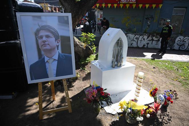 Un portrait du candidat à la présidentielle colombienne, Miguel Uribe, sur le site de son assassinat, à Bogota, le 23 août 2025.