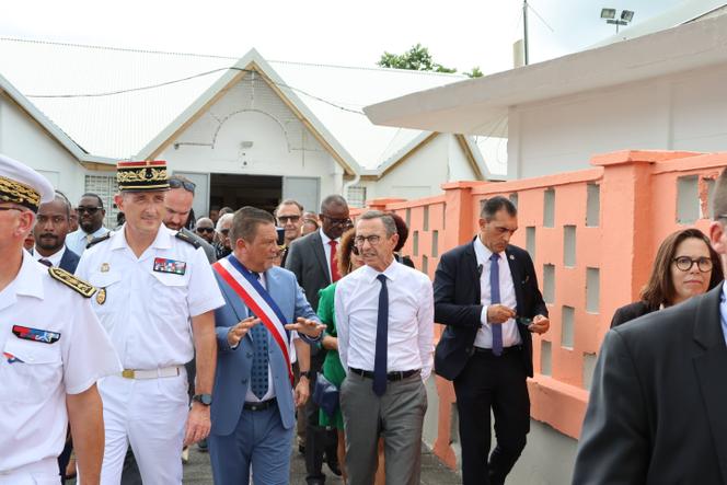 Le ministre de l’intérieur, Bruno Retailleau, et le maire de Sainte-Rose (Guadeloupe), Adrien Baron, lors de l’inauguration de la brigade de gendarmerie de Sainte-Rose, le 23 août 2025.