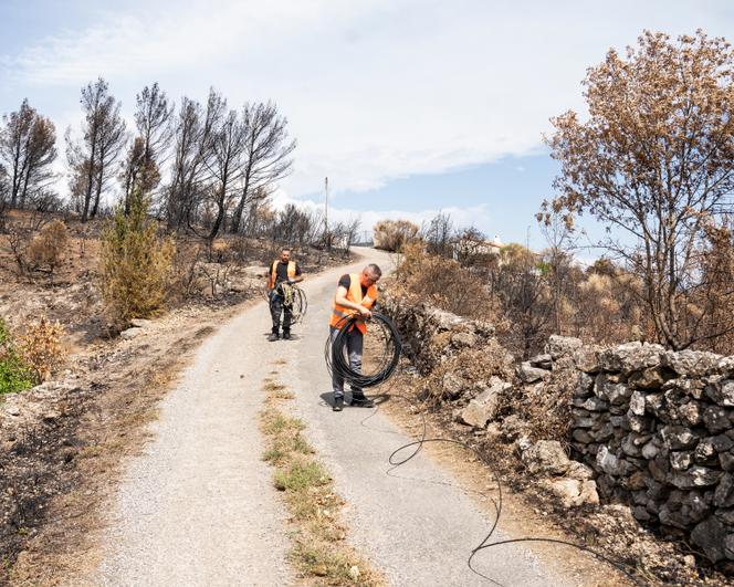 Intervention de l’équipe de Altitude Infra, spécialisée dans les interventions d’urgence, à Fontjoncouse (Aude), le 21 août 2025.