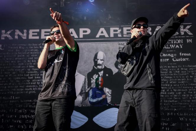 Le trio hip-hop nord-irlandais Kneecap se produit sur scène lors du festival de musique Rock en Seine, à Saint-Cloud, le 24 août 2025.