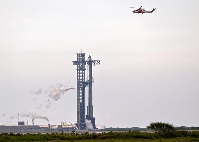 Un propulseur SpaceX Super Heavy transportant la mégafusée Starship évacue de l’air avant que le lancement ne soit annulé afin de permettre le dépannage d’un problème au sol, dans le complexe de lancement de la société à Starbase, au Texas, aux Etats-Unis, le 24 août 2025.