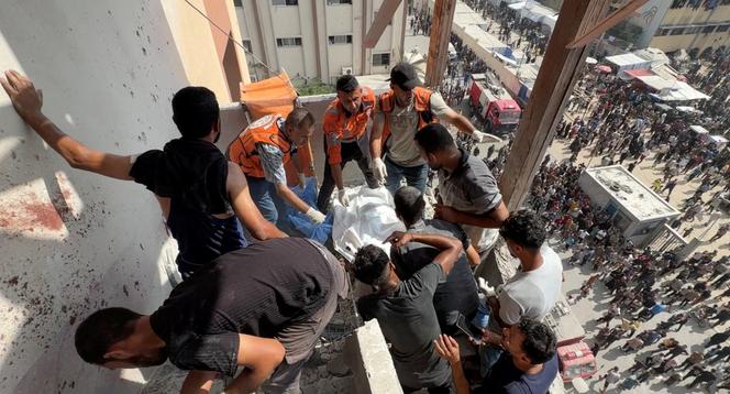 Des secouristes évacuent le corps du reporter palestinien Hossam Al-Masri, tué lors d’une frappe israélienne sur l’hôpital Nasser de Khan Younès le 25 août 2025. Cette image est issue d’une vidéo tournée par le journaliste de Reuters Hatem Khaled, qui a lui-même été blessé quelques minutes après, lors d’une seconde frappe.