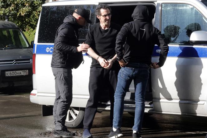 Le chercheur français Laurent Vinatier est escorté vers le tribunal de Lefortovo, à Moscou, le 25 août 2025. 