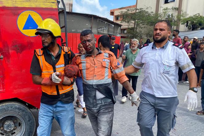 Des secouristes palestiniens transportent un blessé à l’hôpital Nasser de Khan Younès, dans le sud de la bande de Gaza, le 25 août 2025, après des frappes israéliennes. 