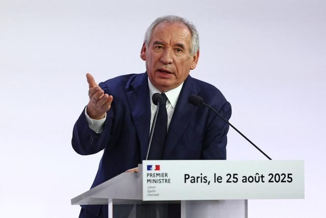 Le Premier ministre français François fait des gestes alors qu'il parle lors d'une conférence de presse de son budget en 2026 à Paris, en France, le 25 août 2025.