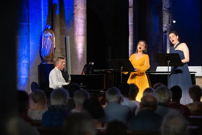 Hervé Billaut (piano), Maud Bessard-Morandas (soprano) et Anne-Lise Polchlopek (mezzo-soprano), jouent les Mélodies de Berlioz, à La Côte-Saint-André (Isère), le 22 août 2025.