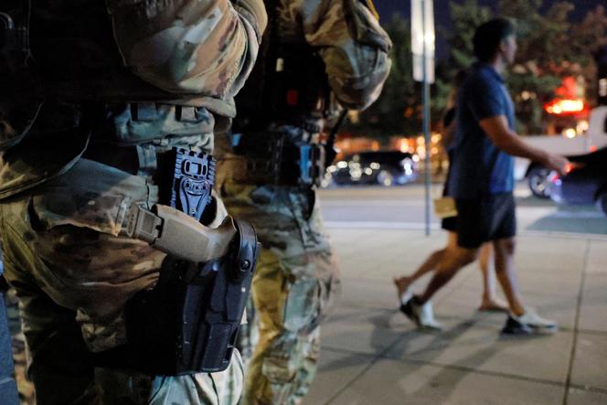 Des membres de la garde nationale de l’Ohio portent leurs armes de poing lors d’une patrouille dans le quartier de Logan Circle, à Washington, le 24 août 2025.