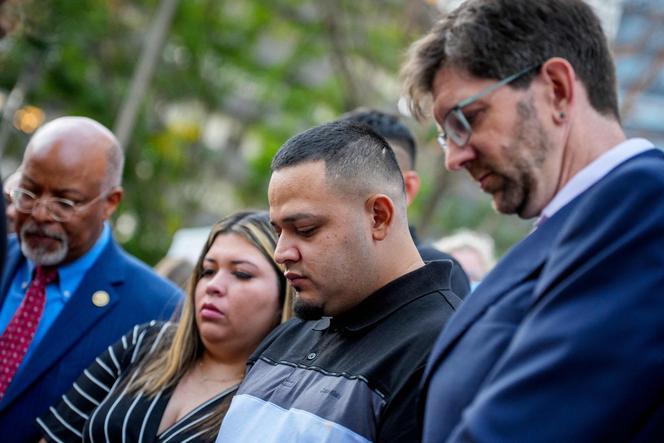 Kilmar Abrego Garcia (au centre), accompagné du représentant démocrate Glenn Ivey (à gauche), de son épouse, Jennifer Vasquez Sura, et de son avocat, Simon Sandoval-Moshenberg (à droite), lors d’un rassemblement de soutien, le 25 août 2025, à Baltimore, dans le Maryland.