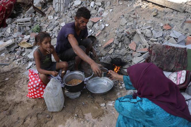 Une famille déplacée s’est installée au milieu des destructions à Jabaliya, dans le nord de la bande de Gaza, le 24 août 2025.