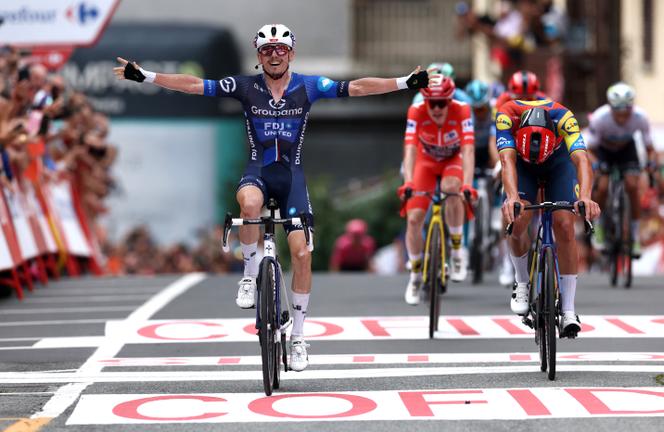 Le Français David Gaudu célèbre sa victoire sur la 3ᵉ étape du Tour d’Espagne, à Ceres, en Italie, le 25 août 2025.