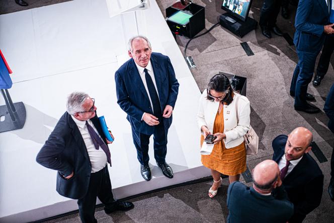Le premier ministre, François Bayrou, entouré de son chef de cabinet, Pierre-Emmanuel Portheret, et sa cheffe de cabinet adjointe, Adeline Savy, à l’issue de sa conférence de presse au sujet du budget 2026, à Paris, le 25 août 2025.