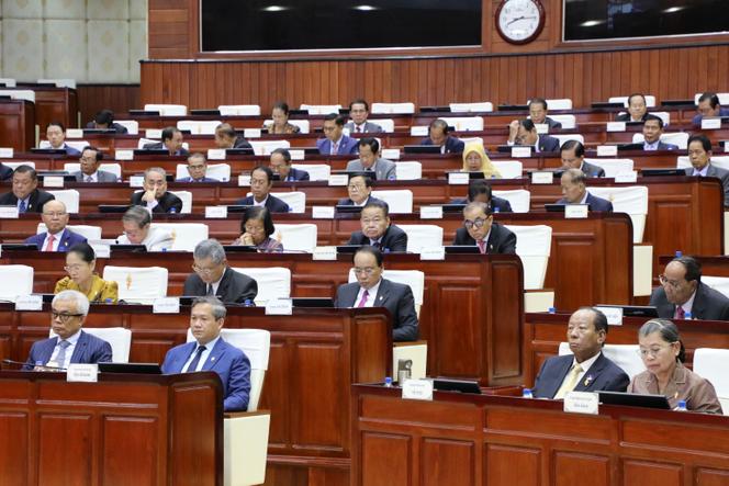 Le premier ministre cambodgien Hun Manet (deuxième à gauche au premier rang), lors de la session consacrée au projet de loi modifiant la loi sur la nationalité à l’Assemblée nationale à Phnom Penh, au Cambodge, le lundi 25 août 2025.