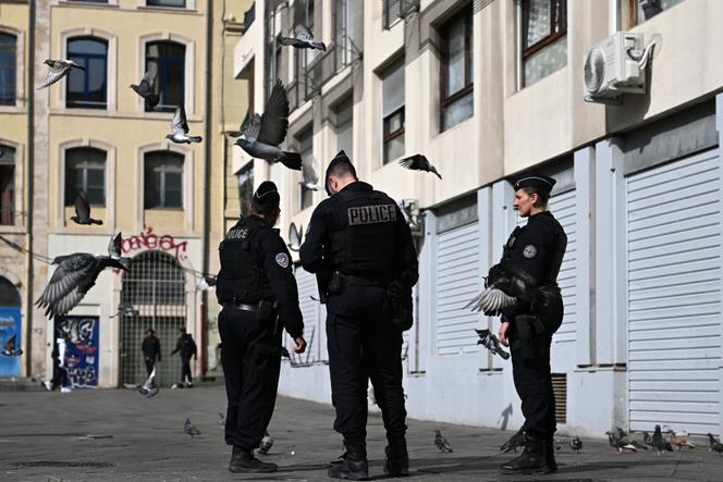 Des policiers patrouillent près d’un point de vente de drogue à Marseille, dans les Bouches-du-Rhône, le 21 mars 2024.