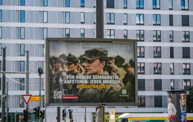Une affiche de la Bundeswehr, l’armée allemande, à Berlin, le 20 août 2025. Le slogan publicitaire dit : « Défendre notre démocratie. Chaque matin ».