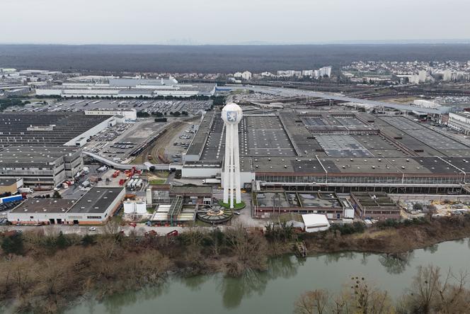 Vue aérienne du terrain de l’usine Stellantis de Poissy (Yvelines), le 12 février 2025.