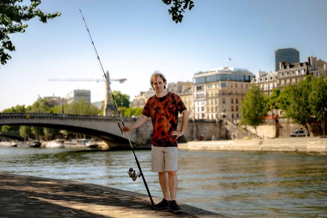Le biophysicien Bill François est arrivé tôt le matin sur les quais de l’île Saint-Louis (Paris 4ᵉ) pour pêcher le silure, le 1ᵉʳ juillet 2025.