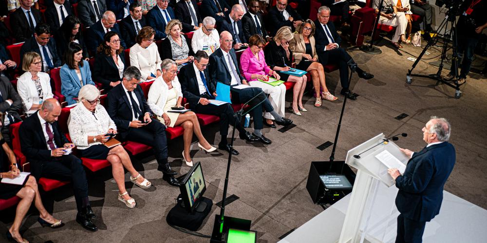 Le premier ministre, François Bayrou, devant les membres du gouvernement français, lors d’une conférence de presse sur son budget 2026, à Paris, le 25 août 2025. - JULIEN MUGUET POUR « LE MONDE »
