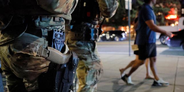 Les militaires de la garde nationale déployés à Washington commencent à porter des armes