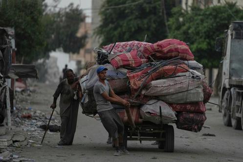 Des Palestiniens fuient Jabaliya, dans une rue de la ville de Gaza, mardi 26 août 2025.