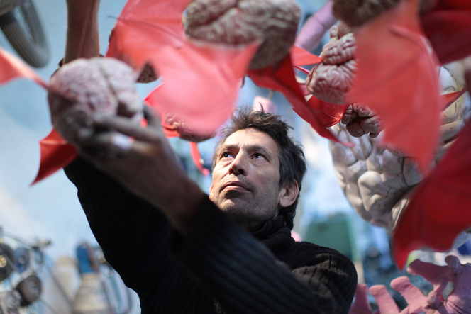 L’artiste Nicolas Rubinstein, entouré de ses œuvres.