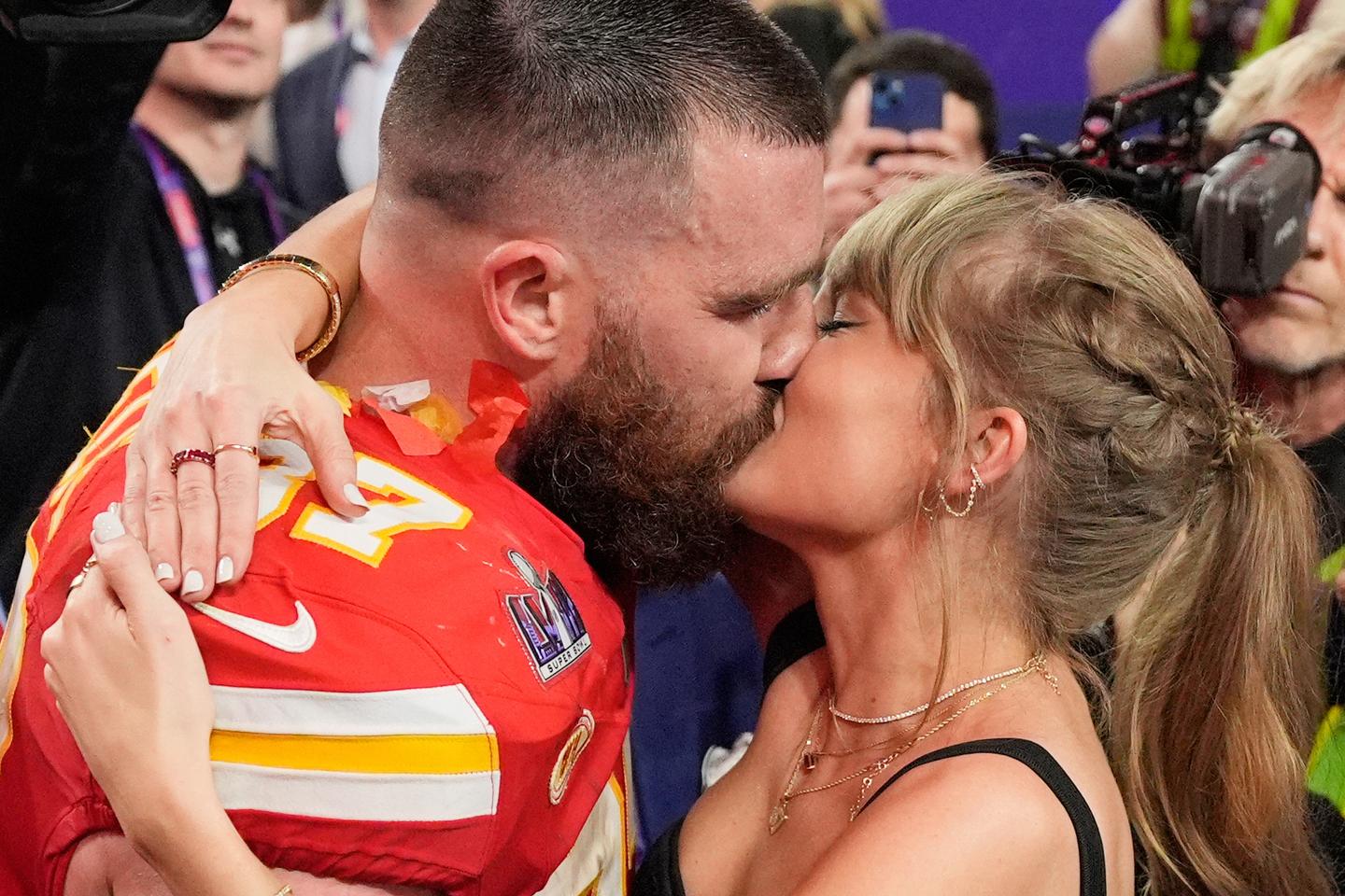 Taylor Swift and Travis Kelce announce engagement on social media