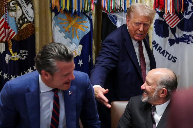 Le président américain Donald Trump, après une réunion du cabinet, aux côtés du secrétaire à la défense Pete Hegseth (à gauche) et du secrétaire au commerce Howard Lutnick, à la Maison blanche, le 26 août 2025.