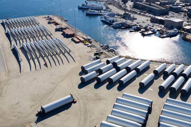 Des éléments pour la construction en cours du parc éolien offshore Revolution Wind, à New London, dans le Connecticut, aux Etats-Unis, le 20 novembre 2024.