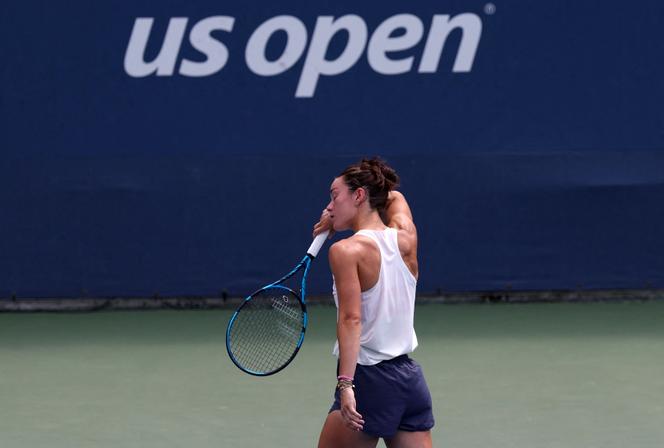 La Française Loïs Boisson face à la Suissesse Viktorija Golubic lors de leur match du premier tour du simple féminin de l’US Open, dans l’enceinte de l’USTA Billie Jean King National Tennis Center de New York, le 26 août 2025.