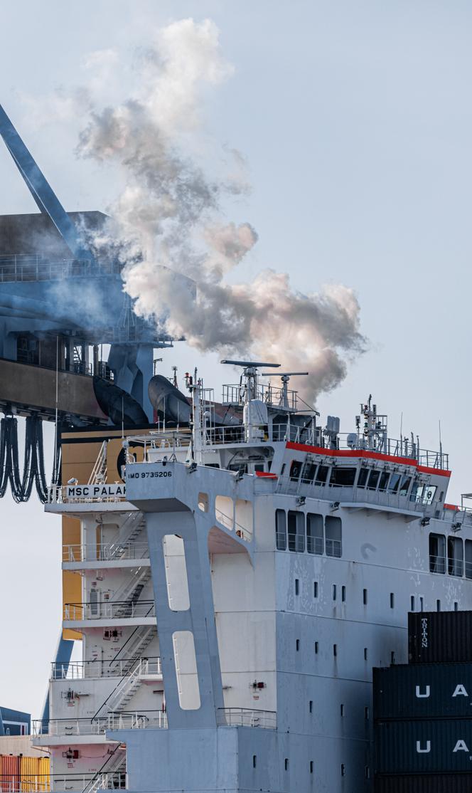 Des gaz d’échappement s’échappent de la cheminée d’un porte-conteneurs lors de son chargement dans le port de Hambourg (Allemagne), début mars 2023.