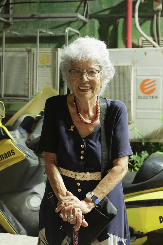 Nira, 90 ans : « Je n’ai plus d’espoir. Je viens pour soutenir les familles. A Paris, les manifestations sont grandes. Ici ; c’est calme. Je n’espère rien du gouvernement. Il coûte à tous les juifs du monde. »