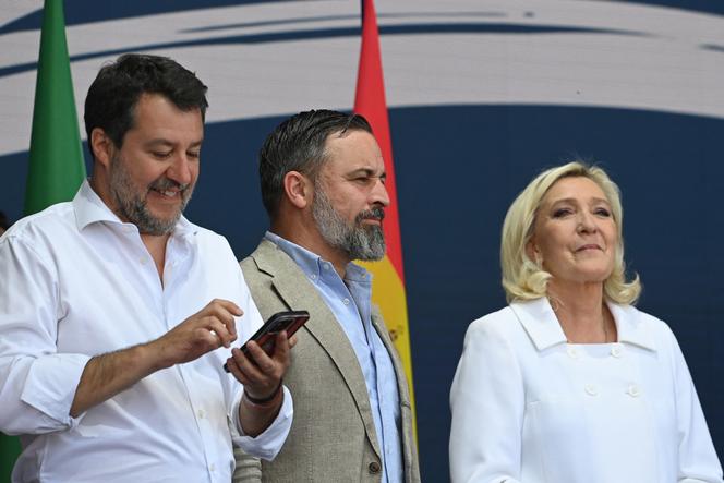 Matteo Salvini, vice-président du conseil italien, Santiago Abascal, chef du parti d’extrême droite espagnol Vox, et Marine Le Pen, présidente du groupe des députés du Rassemblement national, à Mormant-sur-Vernisson (Loiret), le 9 juin 2025.