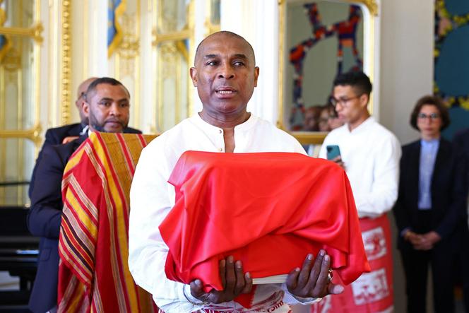 Trois crânes de l’ethnie Sakalava ont été restitués aux représentants malgaches, le 26 août 2025, au ministère de la culture, à Paris.