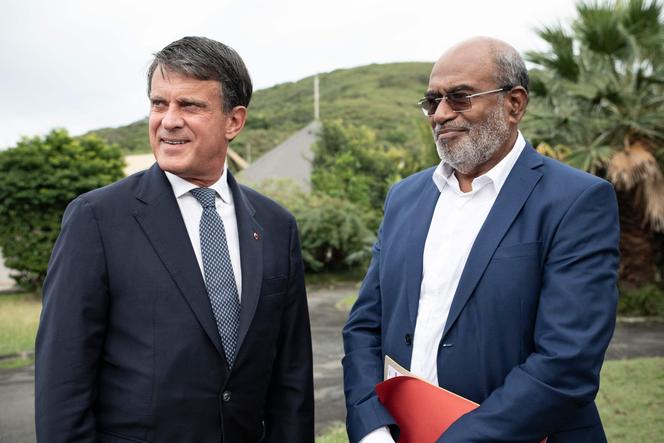 Le président du Sénat coutumier, Aguetil Mahé Gowe (à droite), accueille le ministre français des outre-mer, Manuel Valls, au Sénat coutumier de Nouméa, en Nouvelle-Calédonie, le 20 août 2025.