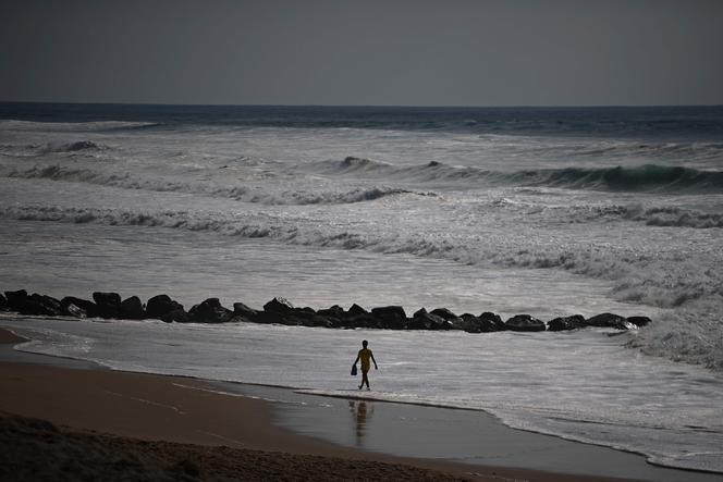 Un sauveteur en mer marche sur la plage évacuée du fait de grosses vagues provoquées par une houle cyclonique, à Lacanau, dans le sud-ouest de la France, le 26 août 2025.