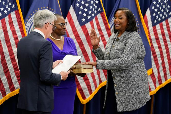 Lisa Cook prête serment pour devenir gouverneure de la banque centrale américaine, à Washington, le 23 mai 2022.