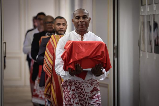 Le roi des Sakalava du Menabe, Harea Georges Kamamy, porte le crâne présumé de son ancêtre, le roi Toera, lors d’une cérémonie de restitution à Madagascar, au ministère de la culture, à Paris, le 26 août 2025.