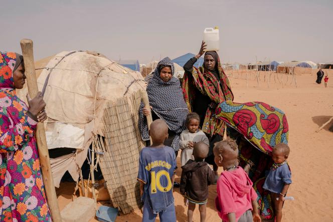 Aïssata Kelli, réfugiée malienne mère de deux enfants, devant sa tente dans le camp de M’Bera, le 6 février 2025. 115 000 réfugiés vivent dans ce camp du sud de la Mauritanie.