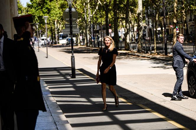 La ministre des sports, Marie Barsacq, se rend à la conférence de presse du premier ministre au sujet de son budget pour 2026, à Paris, le 25 août 2025.