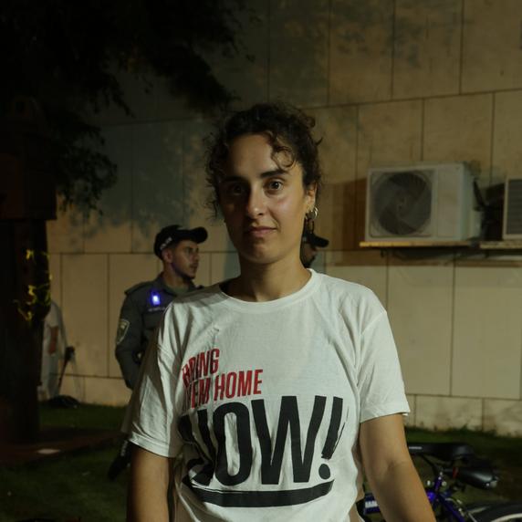 Ella, 27 ans : « C’est beau de voir que tant de gens sont concernés et je voudrais voir encore plus de monde. Je viens pour qu’on n’oublie pas, pour que le problème ne soit pas enterré. Le gouvernement ne fera rien. Il a besoin de cette guerre. »