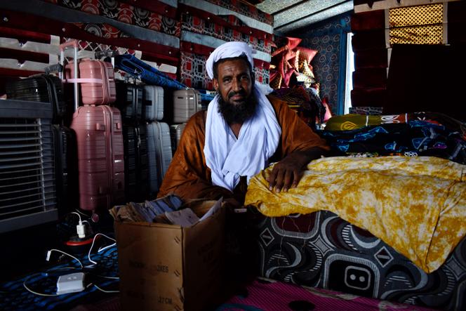 Mohamed Ag Aweissoun, réfugié depuis 2013 et commerçant touareg, dans le camp de Mbera, en Mauritanie, en août 2025.
